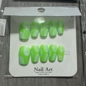 Green Nails with White Circles (Bright‎ & Playful)